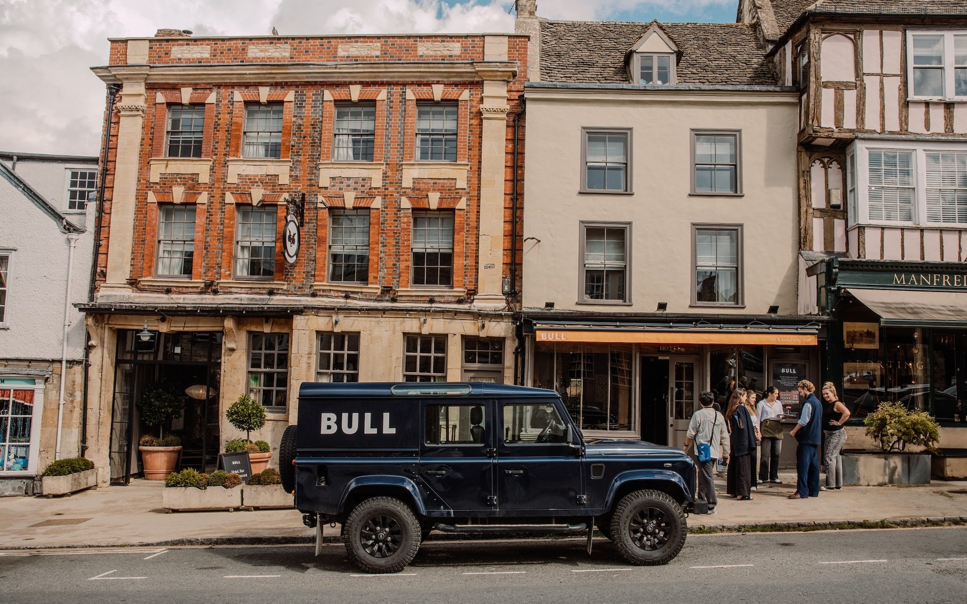 A Gilded Escape Finds Its Rhythm